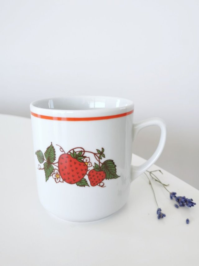 Kubek porcelanowy w truskawki, Lubiana, PRL