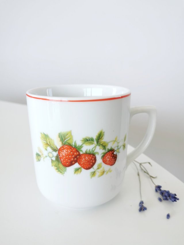 Kubek porcelanowy w truskawki, Czechoslovakia, II połowa XX w.