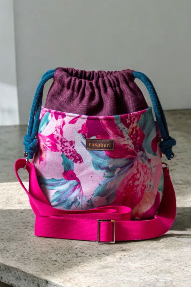 Burgundowo-różowa listonoszka z kominem w kwiaty