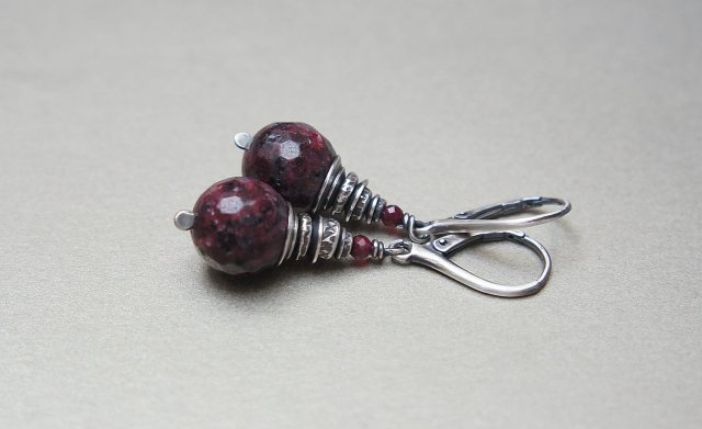 Burgundowe kule - kolczyki