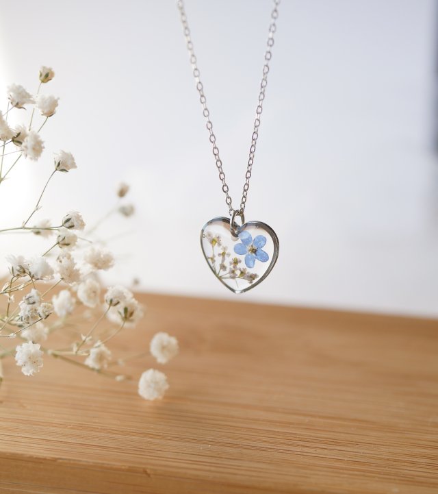 Wisiorek z niezapominajką