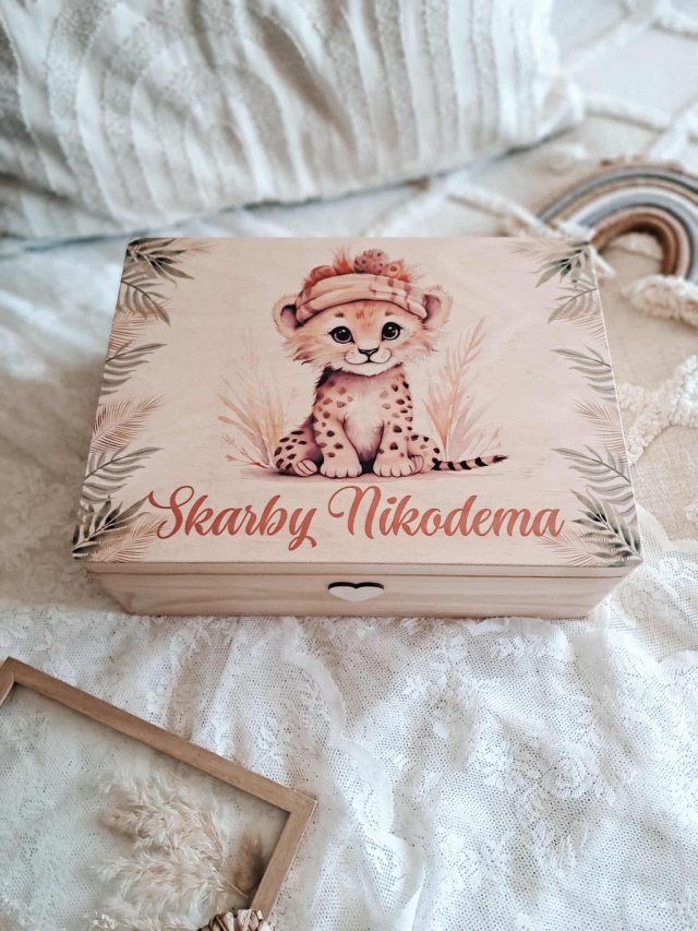 DREWIANY KUFEREK POJEMNIK NA ZABAWKI prezent na chrzest metryczka urodzenia