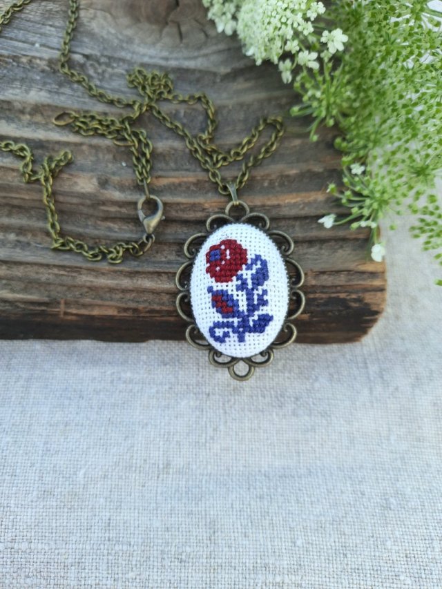 Wisiorek z haftem ukraińskim