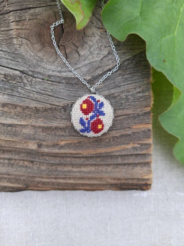 Wisiorek z haftem łemkowskim