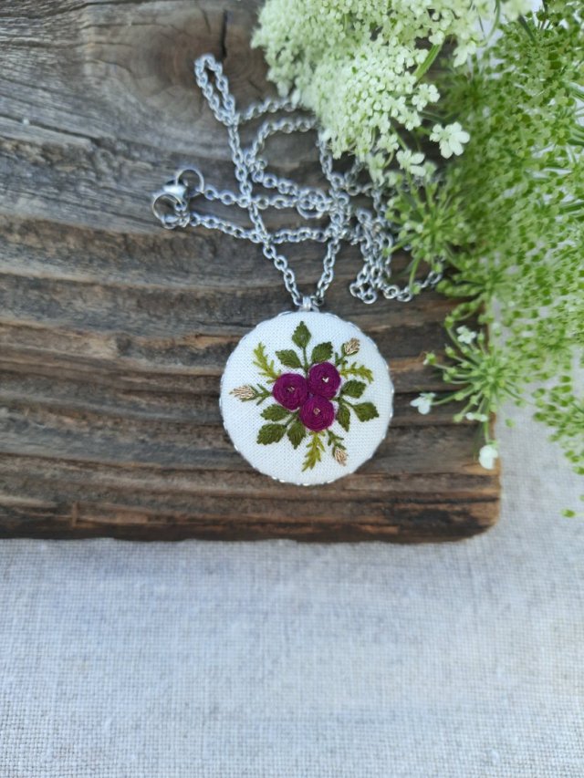 Haftowany medalion - fuksja