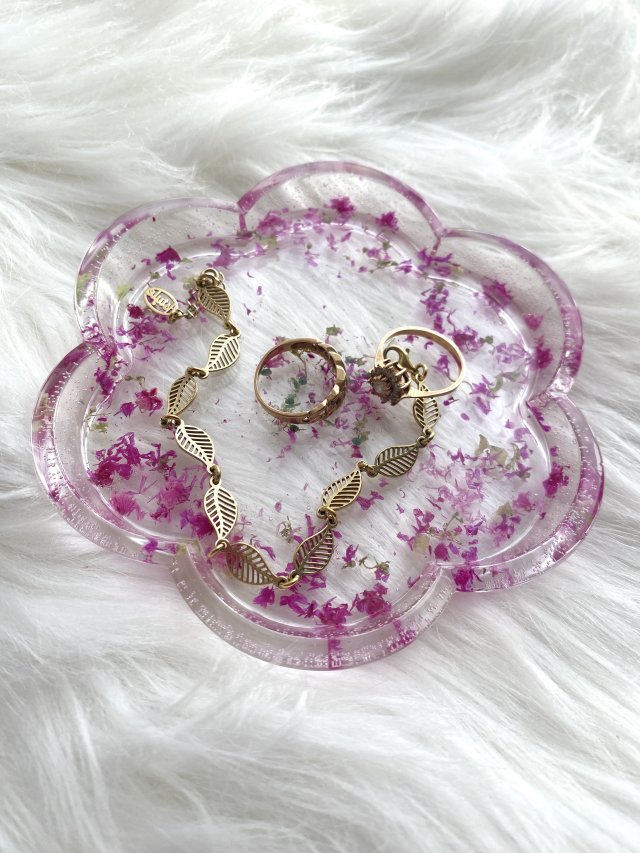 Tacka z żywicy na biżuterię