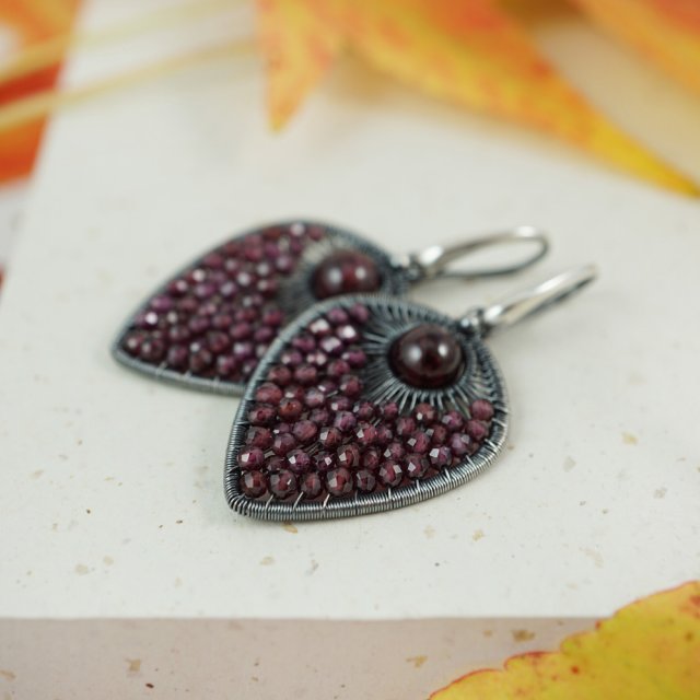 Burgundy dream II - połyskujące, srebrne kolczyki z granatami