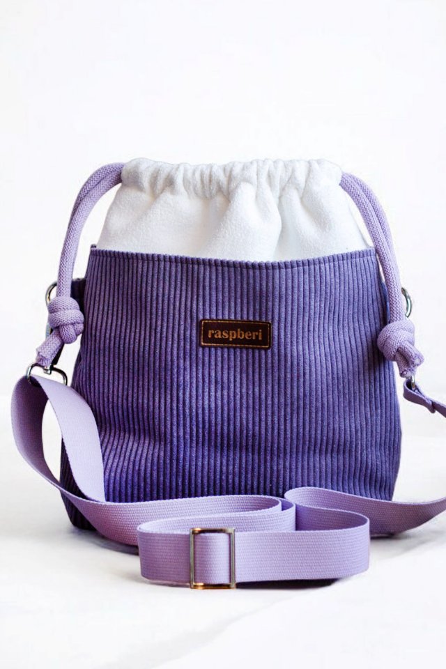 Fioletowa listonoszka z kominem z cienkiego sztruksu