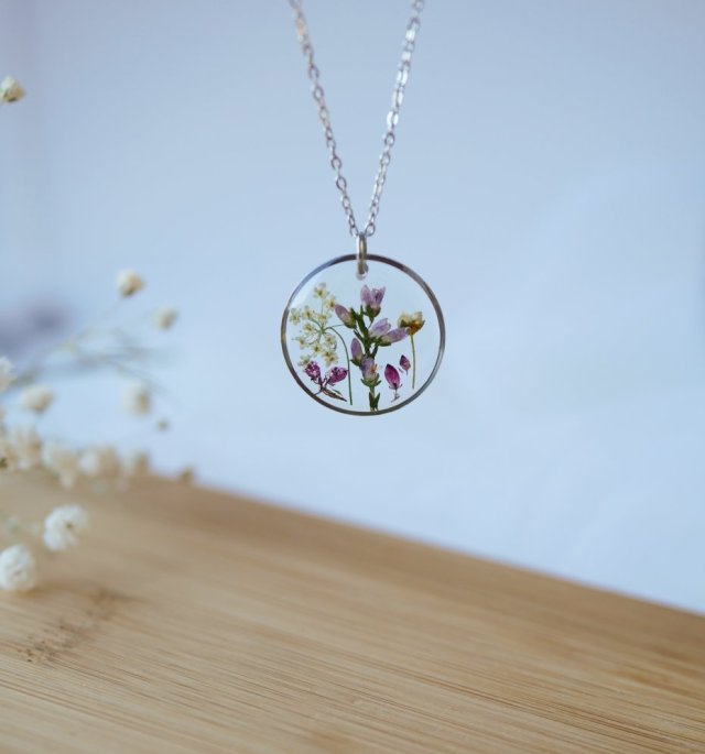 Naszyjnik z prawdziwymi kwiatami
