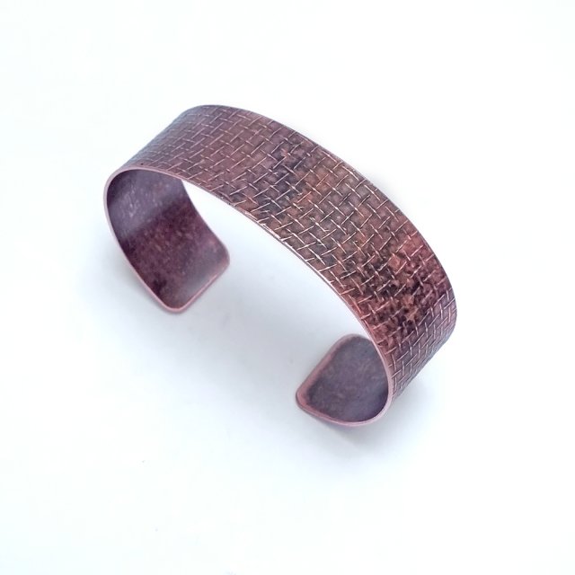 Bransoleta z miedzi, faktura tkaniny