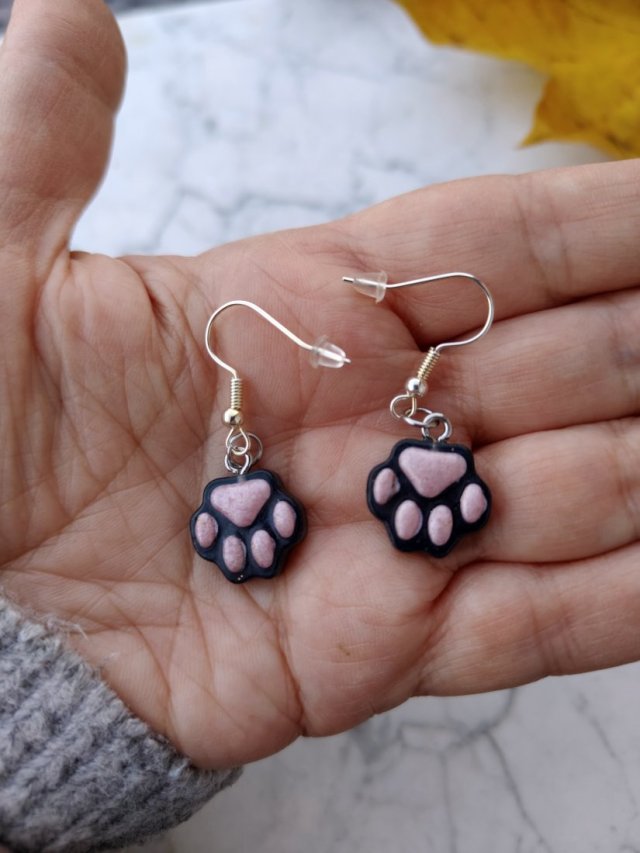 Kolczyki z żywicy w kształcie kocich łapek