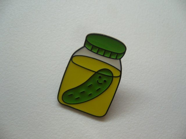 PIN PRZYPINKA BROSZKA WESOŁY OGÓREK W SŁOIKU