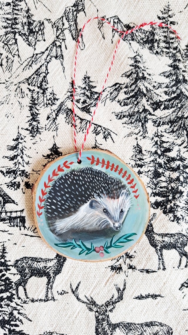 Drewniana, ręcznie robiona ozdoba choinkowa Jeż, możliwa personalizacja