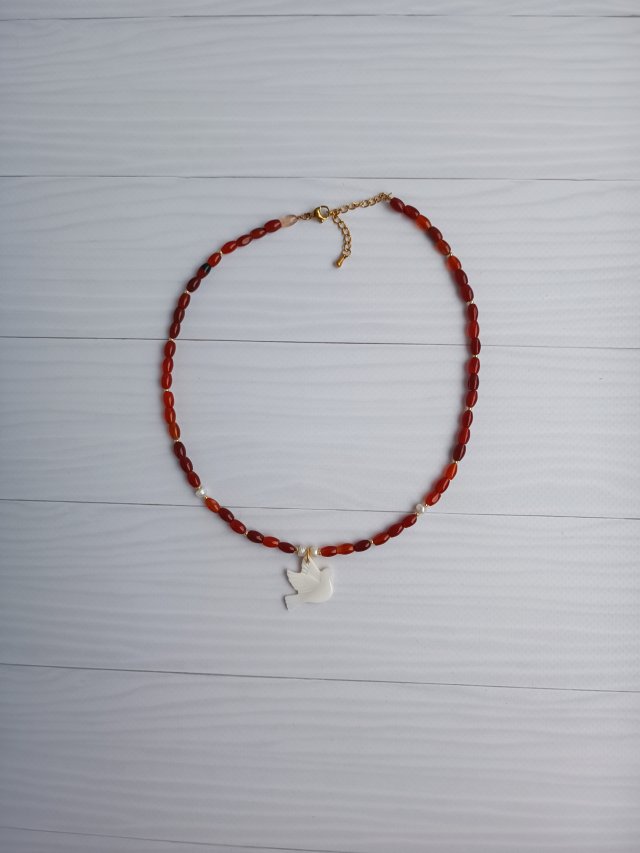 Naszyjnik z karneolu z ptakiem