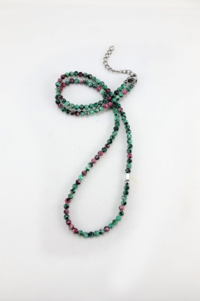 Naszyjnik z zoisytem i rubinem