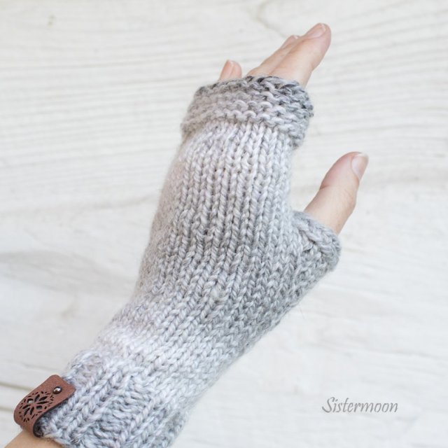 Krótkie jasnoszare mitenki ombre