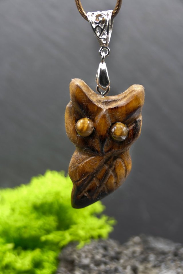Drewniany wisiorek ręcznie rzeźbiony "Sowa i tygrysie oko" - pirografia, biżuteria z drewna, Unique Wooden Jewelry