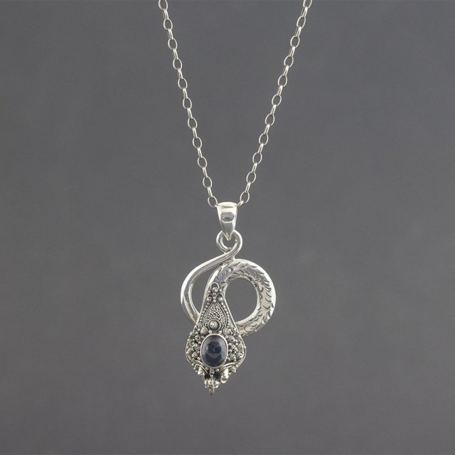 Srebrny smok z iolitem