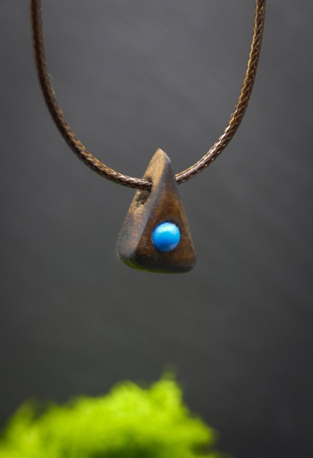 Wisiorek z brzozy i z turkusem afrykańskim – organiczna przestrzeń w drewnie, – biżuteria z duszą ziemi, pirografia, handmade, prezent Unique Jewelry