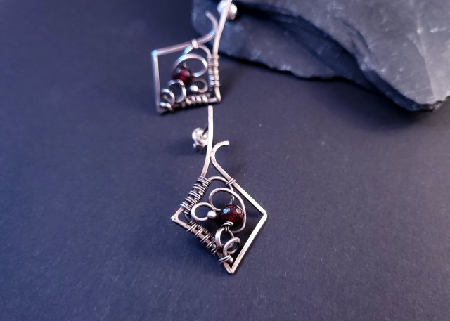 Caro - Srebrne kolczyki z granatem | fasetowany granat, srebro