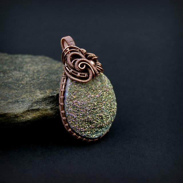 Wisiorek z kwarcem tytanowym