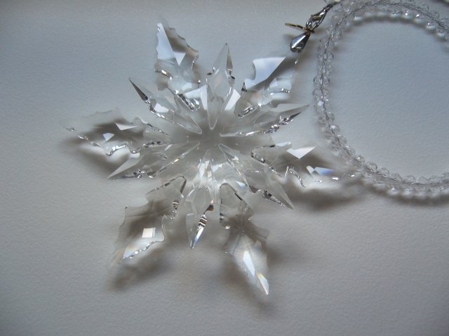 DUŻA SZKLANA  KRYSZTAŁOWA ZAWIESZKA ŚNIEŻYNKA