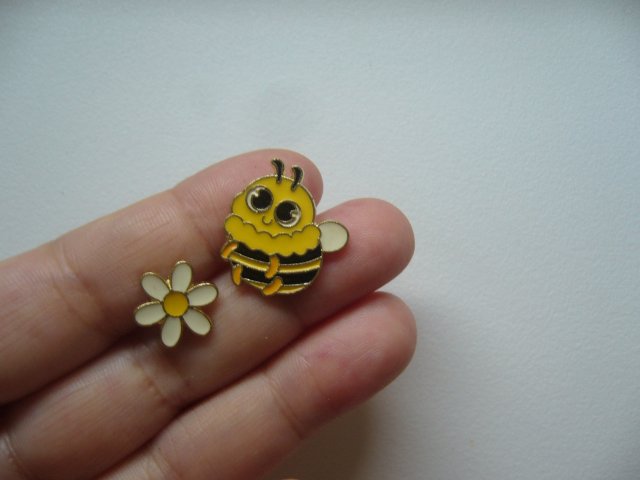 PIN PRZYPINKA BROSZKA BĄK I KWIATEK