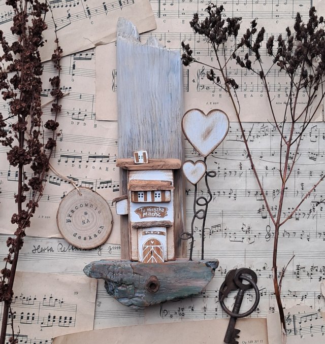 Rustykalny wieszak z  domkiem I serduszkami no 2