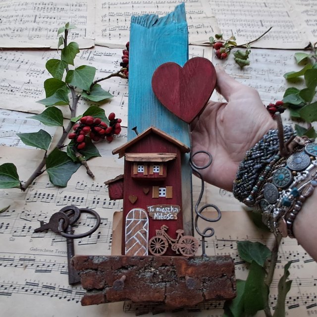 Rustykalny wieszak z czerwonym domkiem  i serduszkiem no 1