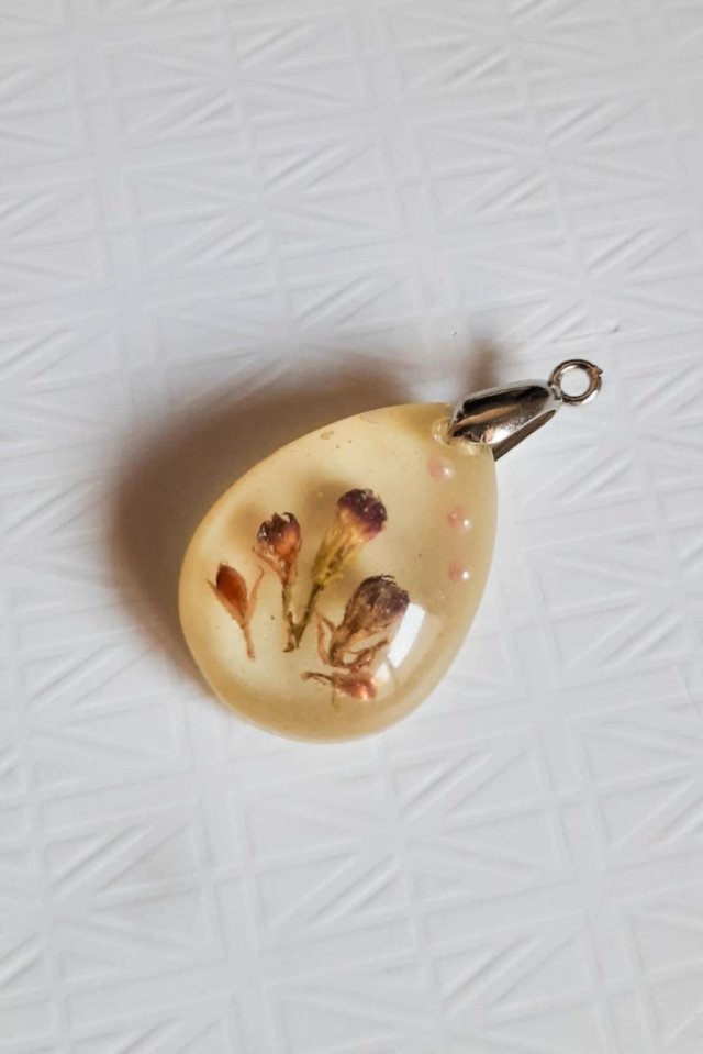"Kremowe kwiaty" - Wisiorek, Naszyjnik, Zawieszka