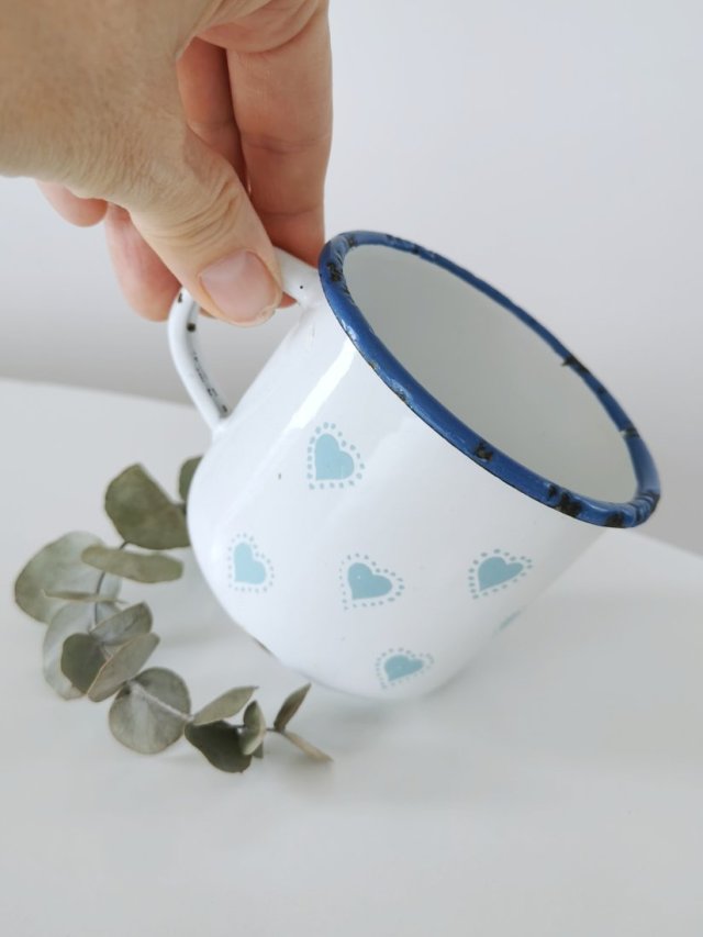 Kubek w serduszka, polska emalia II połowa XX w. PRL