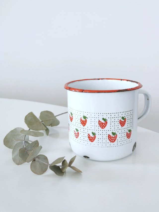 Kubek w truskawki, polska emalia II połowa XX w. PRL