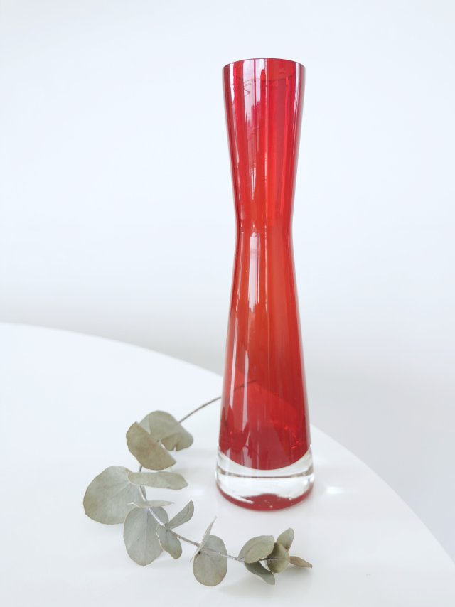 Wazonik rubinowy szklany, II połowa XX w.