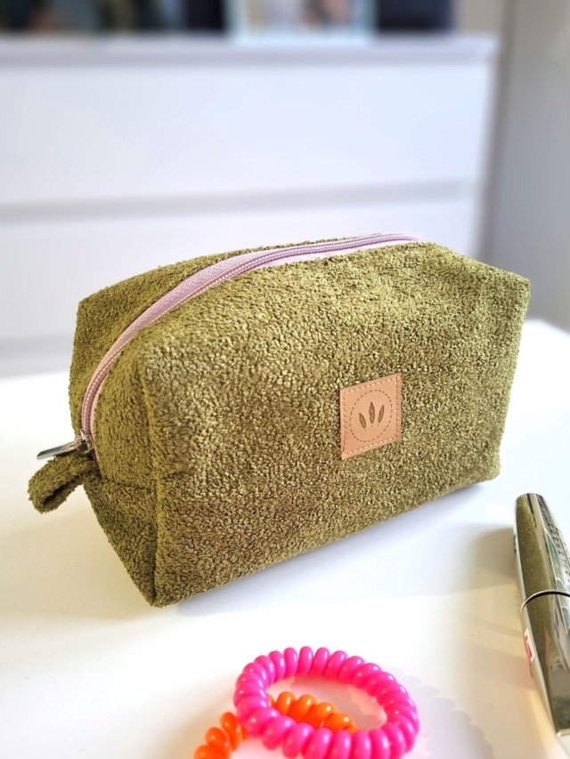 Pistacjowa kosmetyczka frotte z różowym zamkiem