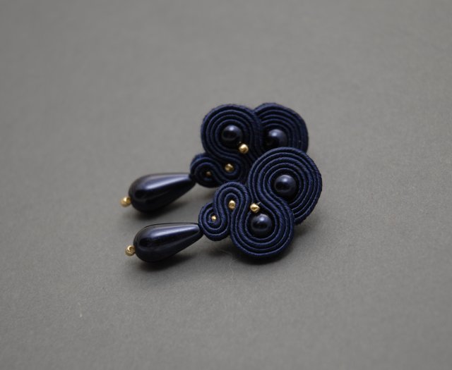 granatowe kolczyki sutasz