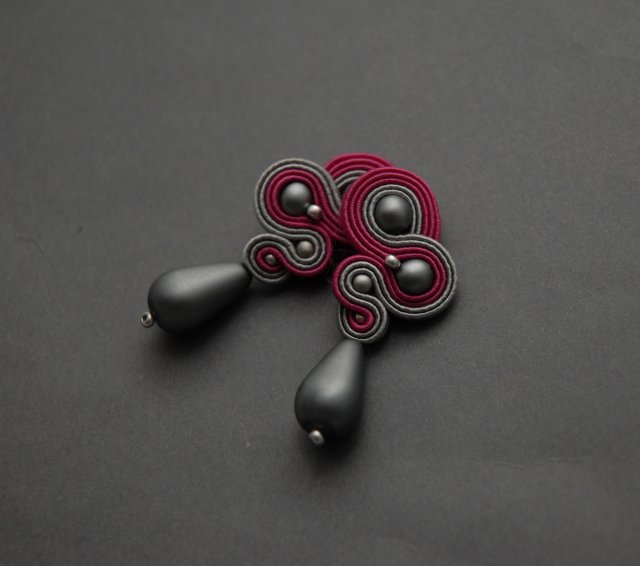 grafitowo-fuksjowe kolczyki sutasz