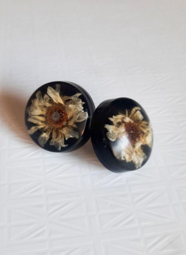Okrągłe, czarne kolczyki z Kwiatami. Wkrętki. Sztyfty