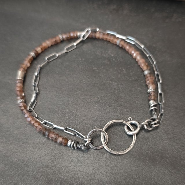 Surowa srebrna bransoletka z andaluzytem