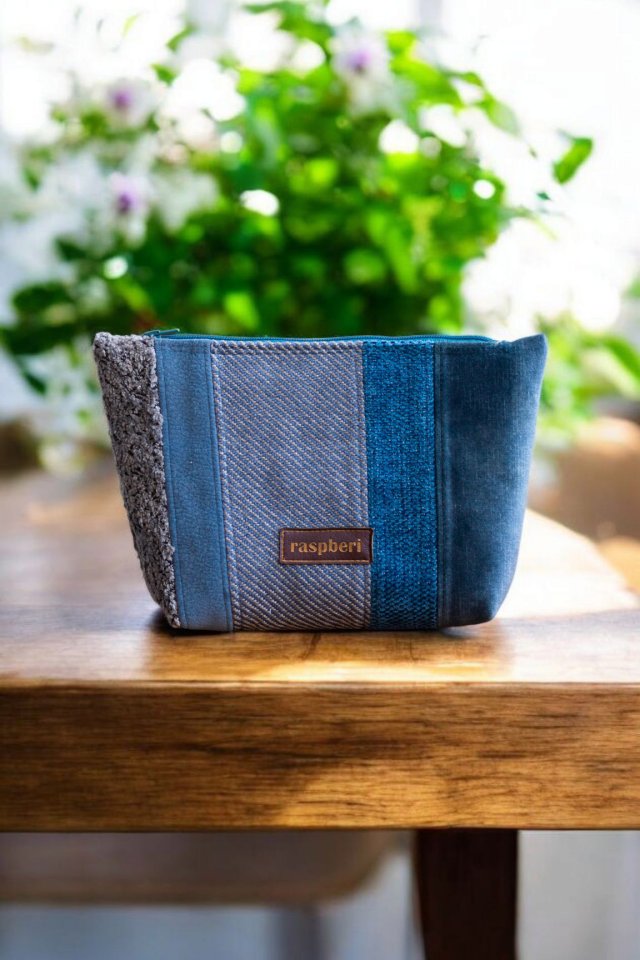 Patchworkowa duża kosmetyczka w kolorze niebieskim