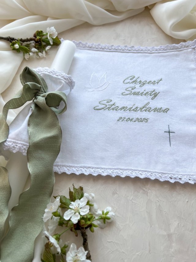 Szatka do chrztu haftowana