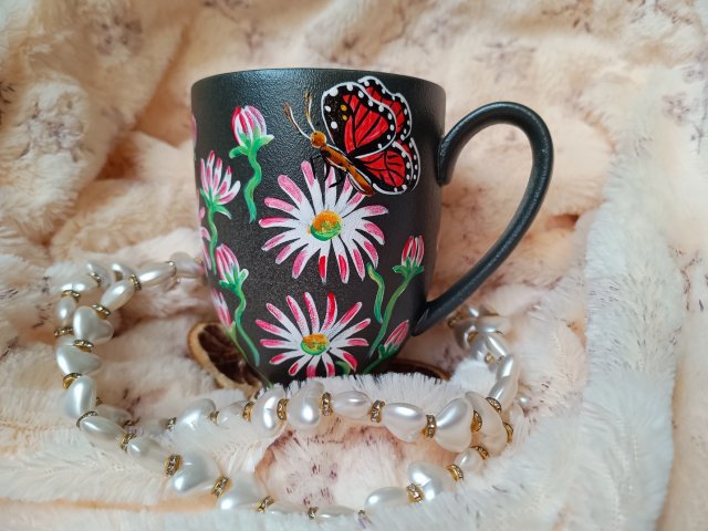 Ręcznie malowany epickie stokrotki i motyle kubek 400 ml.