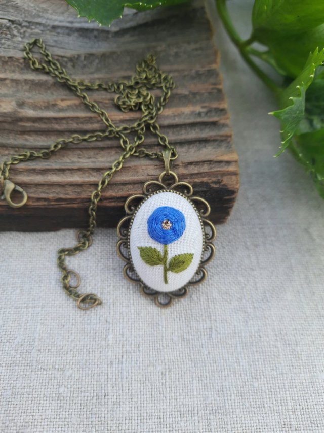 Kwiatowy wisiorek - niebieski