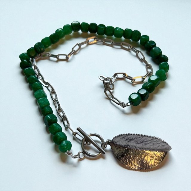 Naszyjnik PETRA z zielonym apatytem i stalowym łańcuszkiem