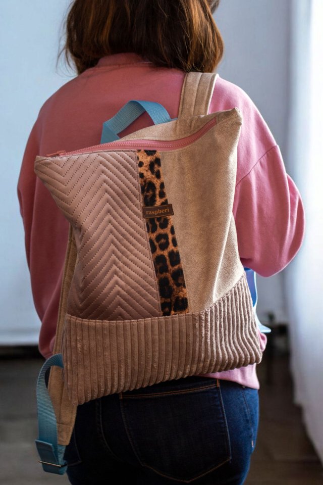 Beżowo-różowy plecak kurierski panterka