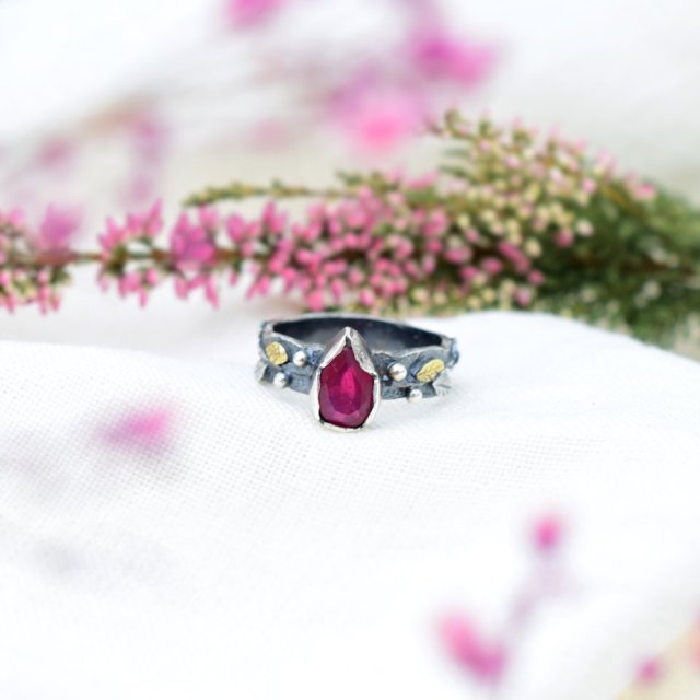 Pierścionek w Surowym Stylu z Listkami i Rubinem