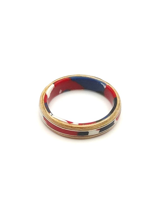 Tętno Koloru – ręcznie robiony pierścionek z drewna bukowego z kolorowym celuloidem