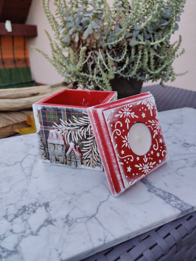 Świąteczne ręcznie zdobione pudełko ze świecznikiem