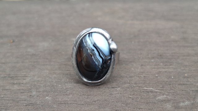 Czerń i biel - pierścionek regulowany