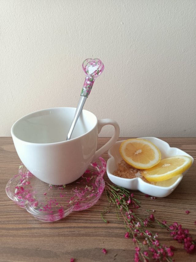 Podstawka z żywicy, ozdobna łyżeczka i filiżanka