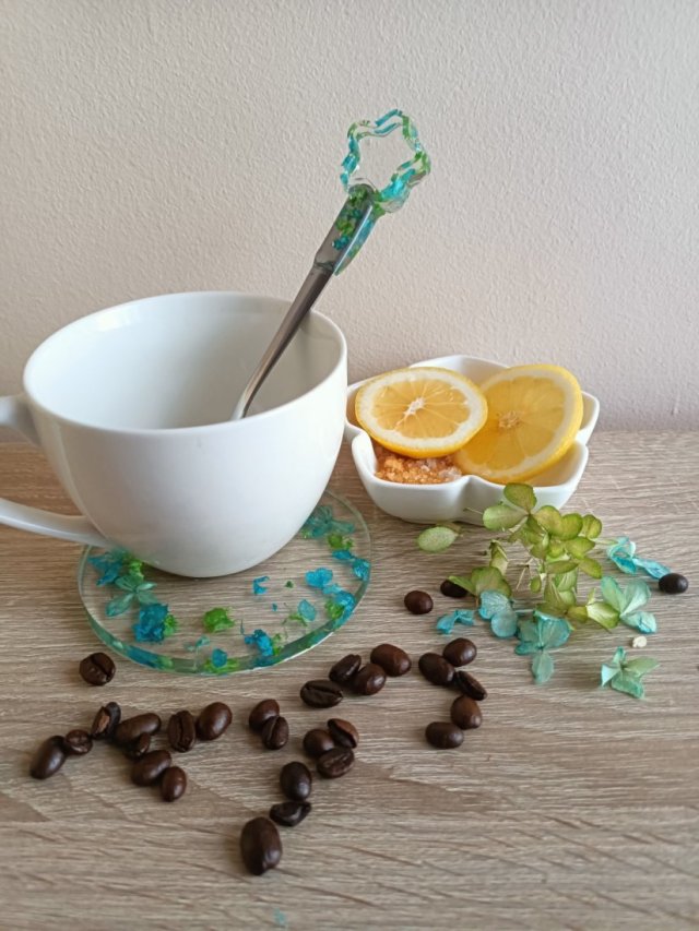 Podstawka z żywicy, ozdobna łyżeczka i filiżanka